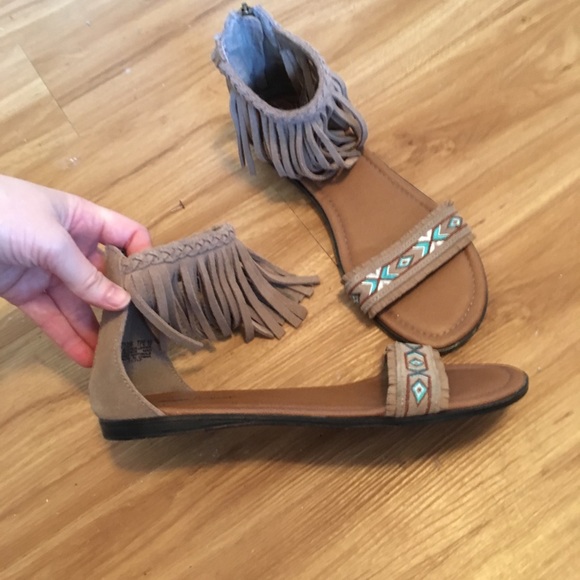 Minnetonka Shoes - 🐢Minnetonka Fringe Sandals w/ Tribal Embroidering